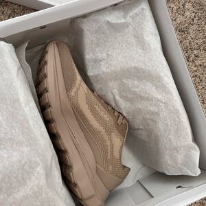 NWT gravel ALO yoga runner M6/W7.5